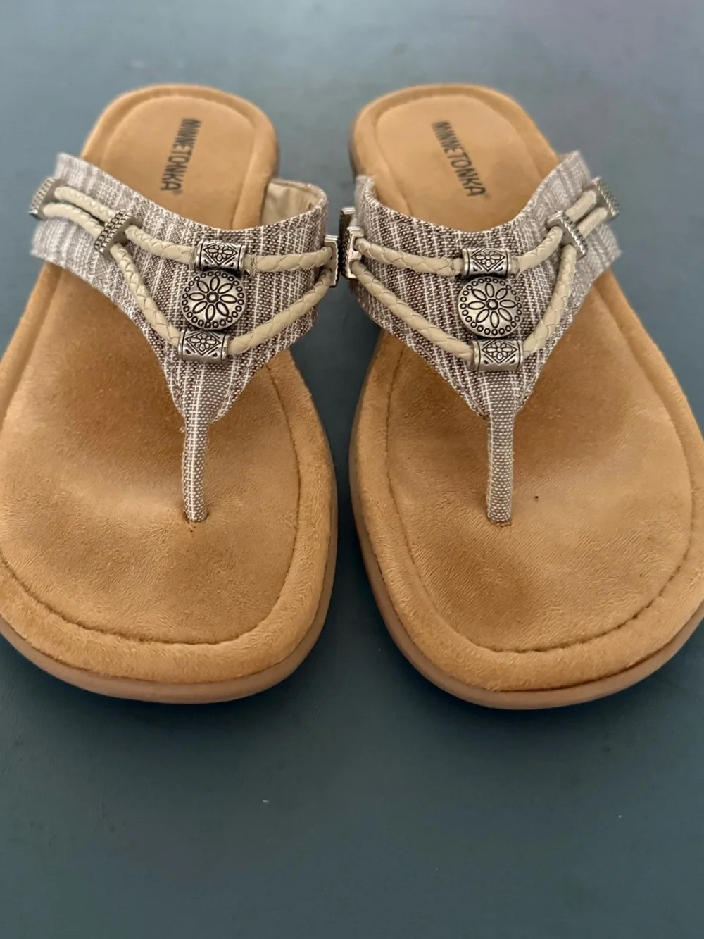 Minnetonka Women’s Silverbay Sandal Beige Gray Striped Thong Sandals Size 9